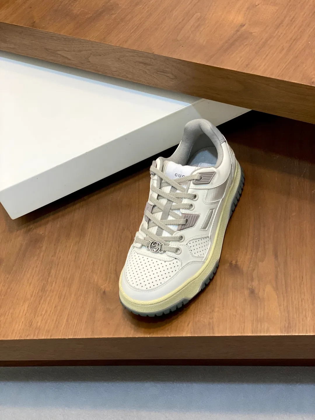 Men's Shoes 💰660 𝐆𝐮𝐜𝐜𝐢 𝐑𝐞-𝐖𝐞𝐛 As the first sneaker created by Sabato De Sarno for Gucci, the Re-Web series reinterprets the brand's classic stripes and sets off the modern silhouette design with bold and unique details. These shoes are crafted from white leather. This new sneaker is ingeniously decorated with many of the brand's classic details, and is equipped with a bright red and green webbing tongue, which will make people fall in love at first sight. White leather treated with a special process for softness and luster, with an embossed grainy texture. Script Gucci logo and interlocking G web label with Interlocking G and script Gucci logo. Rubber outsole with interlocking G detail eyelets. Web tongue. Size: 39-44 (customized for sizes 38 and 45)